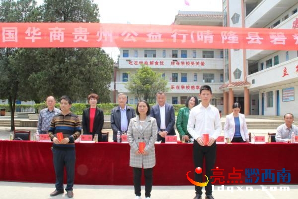 3名教師領(lǐng)取慰問(wèn)金_看圖王.jpg