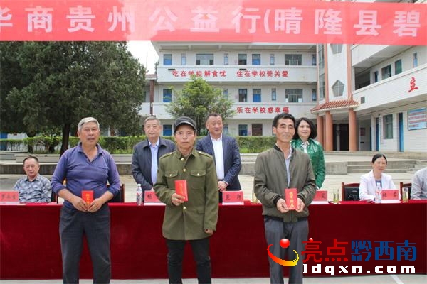 3名軍烈屬領(lǐng)取慰問(wèn)金_看圖王.jpg