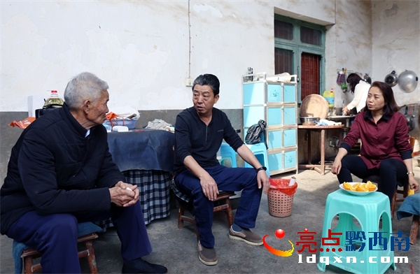 圖:興義公路管理局工程處工會(huì)主席馮天文(中)向老同志噓寒問(wèn)暖..JPG