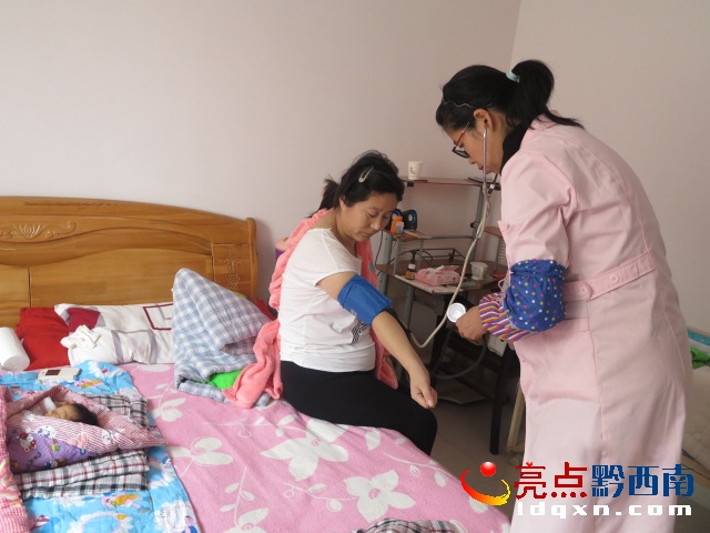 圖為醫(yī)務(wù)人員開展產(chǎn)后隨訪服務(wù)-2.jpg