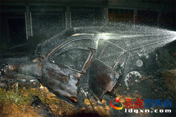 屯腳轎車自燃2.JPG