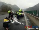 黔西南高速路首現(xiàn)凝凍 交警聯(lián)合“一路三方”撒鹽保暢通