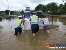 暖心！路面積水車輛被困 貞豐交警赤腳涉水推車
